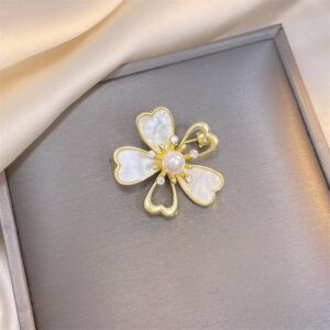 Hộp quà tặng vợ - Trâm cài áo hoa năm cánh đính ngọc trai sang trọng TCA 1003